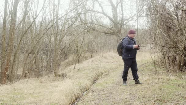 Viaggiatore Fotografo Con Uno Zaino Sulla Schiena Fotografa Natura Una — Video Stock