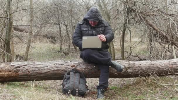 Ein Reisender Tippt Etwas Auf Einem Laptop Während Auf Einer — Stockvideo