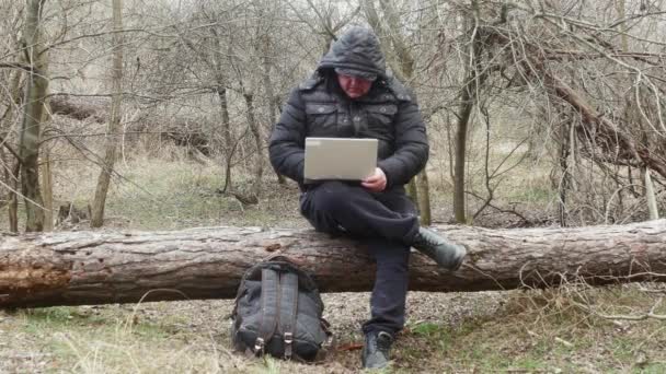 Ein Reisender Tippt Etwas Auf Einem Laptop Während Auf Einer — Stockvideo