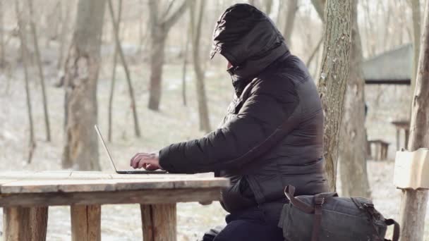 Freelancer Wpisując Laptopie Przy Stole Lesie Wczesną Wiosną Widok Boku — Wideo stockowe