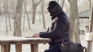 Bahar ormanı, yan görüş, uzaktan çalışma konsepti gibi yerlerde dizüstü bilgisayarda yazan turistler..