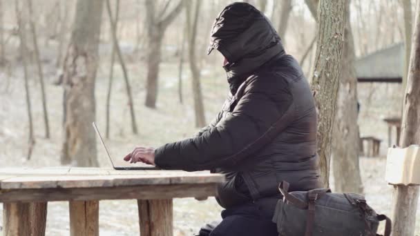 Mann Arbeitet Laptop Tisch Vorfrühlingswald Seitenansicht Fernbedienungskonzept — Stockvideo