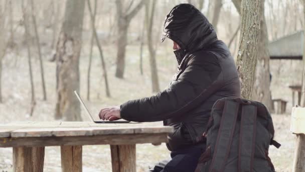 Cestující Pracující Notebooku Dřevěného Stolu Raném Jarním Lese Koncept Odlehlé — Stock video