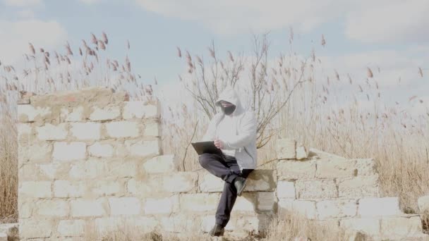 Ein Mann Der Natur Mit Kapuze Und Maske Sitzt Auf — Stockvideo