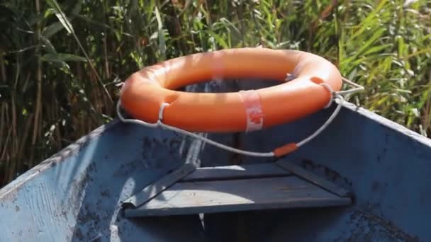 Sebuah Perahu Tua Dengan Pelampung Kehidupan Terbawa Arus Dalam Alang — Stok Video