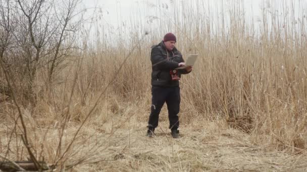 Podróżnik Naturze Pisze Coś Laptopie Zabytkową Kamerą Filmową Szyi Tle — Wideo stockowe