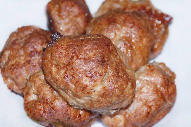  Beyaz arka planda ev yapımı pirzola..