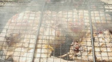  Tavuk budu ızgarada pişiriliyor, yakın planda, fırında patates yanında.