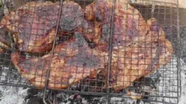 Izgarada yanmış kabuklu tavuk eti, yakın plan..