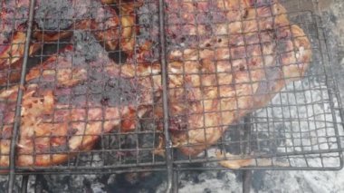 Pas tutmuş tavuk eti, duman ve ızgarada, yakın çekim..