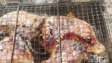 Patates, sıcak kül dolu bir çukurda pişer.