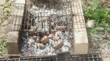 Patatesler sıcak külle bir çukurda pişirilir, yanında da iştah açıcı kabuklu tavuk eti.