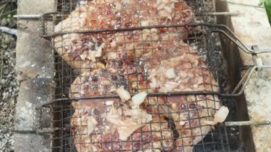 Cam bir kavanozdan ızgarada tavuk bacağına terbiye dök..