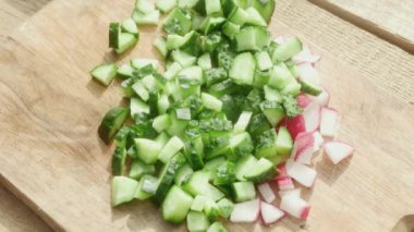 Salata için salatalık dilimleme, yakın plan.