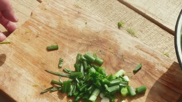 Adding Chopped Leeks Spring Salad Bowl — Stockvideo