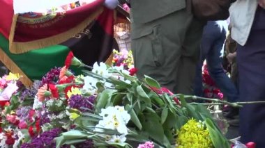 Moldova vatandaşları sonsuz ateşin önüne güzel çiçekler sererler. Kishinev. Moldova 'da. 9.05. 2022.