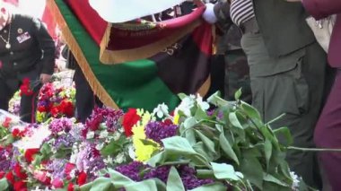  Moldovalılar ebedi ateşin önüne çiçek koyarlar. Kishinev. Moldova 'da. 9.05. 2022.