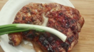 Tavuk budu ateşte yakın plan pırasayla pişirilmiş.