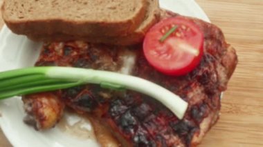 Pırasa, siyah ekmek ve domatesle pişirilmiş tavuk budu..