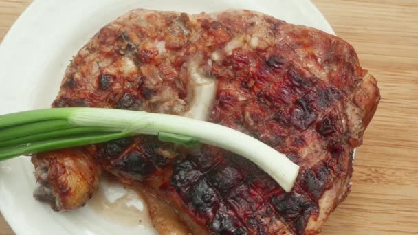 Pırasa Kahverengi Ekmekle Ateşte Pişirilmiş Tavuk Budu — Stok video
