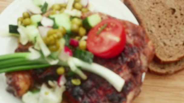 鸡腿用淡淡的 褐色的面包和春天的沙拉烤着吃 — 图库视频影像