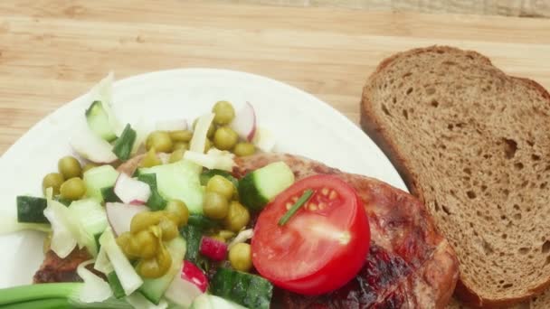 Kippenpoot Gekookt Vuur Vlam Met Prei Bruin Brood Voorjaarsalade Close — Stockvideo