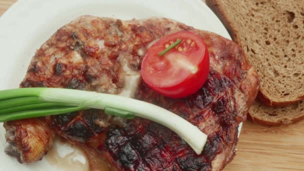 鸡腿用鳗鱼 黑面包和春色拉烹调而成 — 图库视频影像