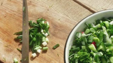  Şef bahar salatasına tahta kesmekten pırasa ekliyor..