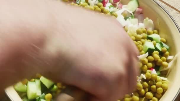 Mano Uomo Mescola Verdure Tritate Con Piselli Scatola Una Casseruola — Video Stock