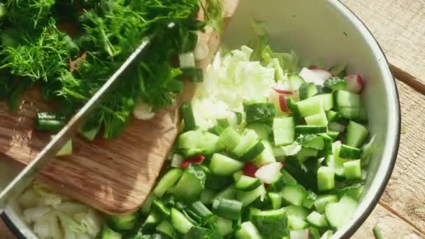 Přidání Sekané Zeleniny Řezací Desky Salátu — Stock video