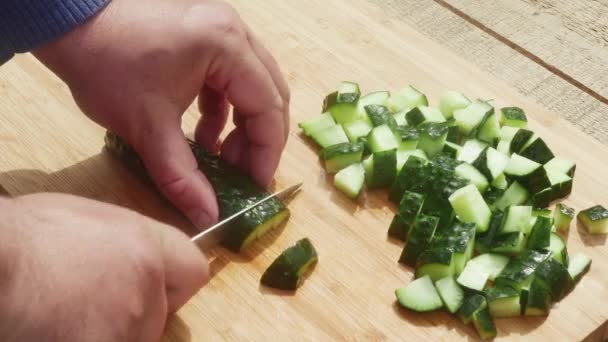 Ręka Mężczyzny Tnie Ogórek Nożem Desce Krojenia — Wideo stockowe
