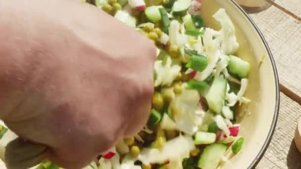 Hand Rührt Frühlingssalat Mit Erbsenkonserven Mit Messer — Stockvideo