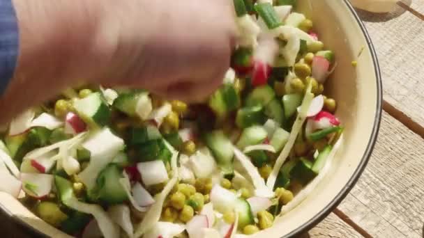 Man Hand Spoon Mixes Spring Salad Canned Peas — Stock Video