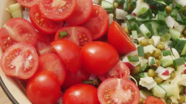 手把西红柿片和黑面包放进春天的沙拉里 — 图库视频影像