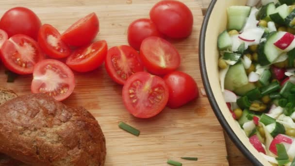 Pomodori Affettati Pane Nero Insalata Primavera Tavola Legno — Video Stock