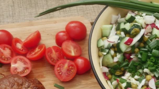 Roșii Feliate Pâine Neagră Salată Primăvară Placă Lemn Aproape — Videoclip de stoc