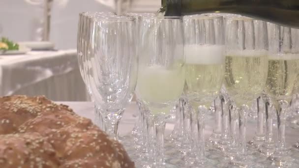 Copos Champanhe Restaurante São Preenchidos Meio Caminho Com Champanhe Uma — Vídeo de Stock