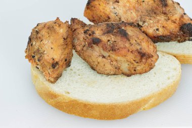 Üç parça domuz etiyle ateşte pişirilmiş dilimlenmiş ekmek, yakın plan..