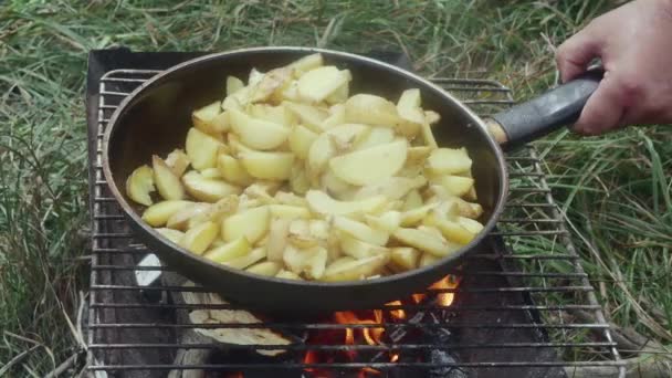 Hand Spoon Stirs Potatoes Frying Pan Fire Clearing — Stok video