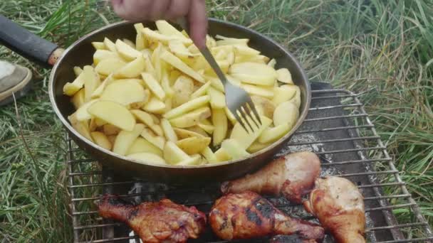 Hand Fork Stirs Potatoes Skillet Camping Barbecue Grill Next Chicken — Stock video