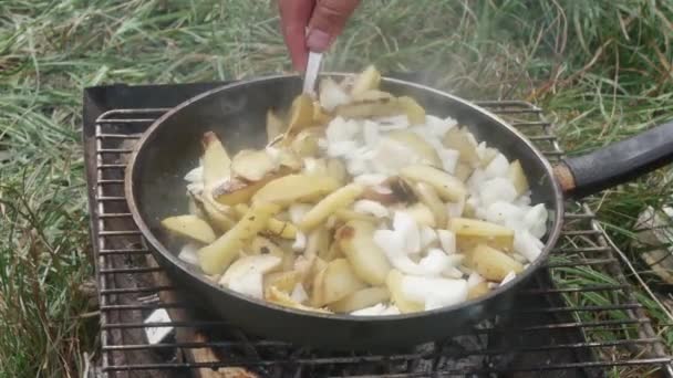 Hand Spoon Mix Potatoes Onions Fried Frying Pan Grill Clearing — Vídeos de Stock