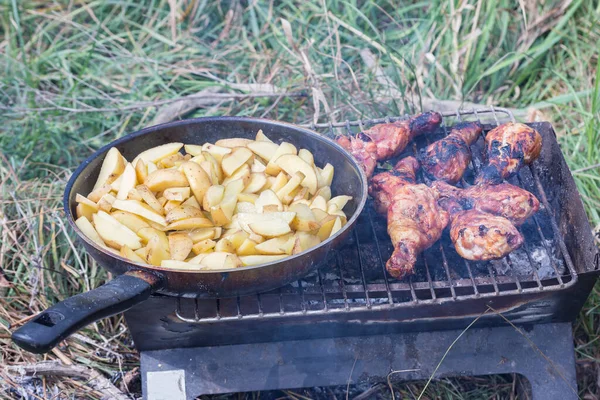  # Tavuk budu ızgaranın yanında # # Patatesli tavanın yanında #.