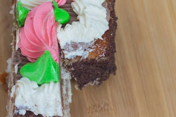  Tahta bir manzarada iki dilim pasta..