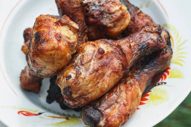  Tavuk budu, tabakta iştah açıcı bir kabuk, yakın plan..