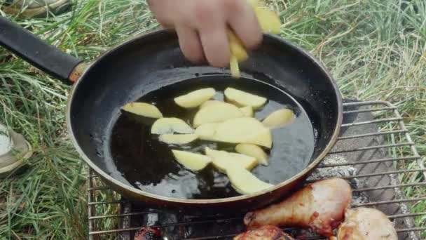Χέρι Προσθέτει Φέτες Πατάτες Ένα Θερμαινόμενο Τηγάνι Σχάρα Σχάρα Ένα — Αρχείο Βίντεο