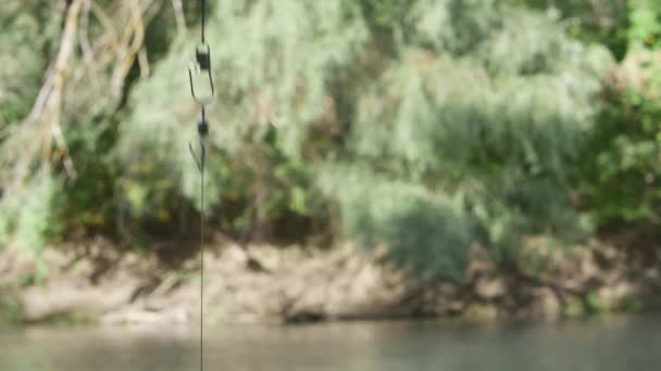 在秋江的背景下 鱼与蠕虫挂在一个钓鱼钩上 — 图库视频影像