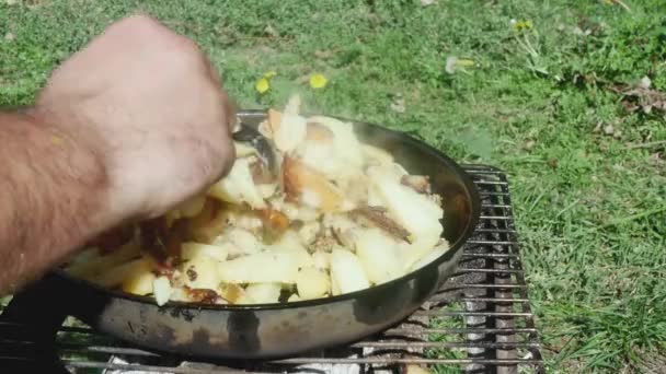 Bir Patatesi Tavada Izgarada Açık Alanda Kaşıkla Karıştırıyor — Stok video