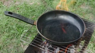 Izgarada kızgın yağlı tava, doğada ızgara için.