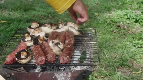 Mano Pone Setas Parrilla Junto Salchichas Carne Naturaleza — Vídeos de Stock