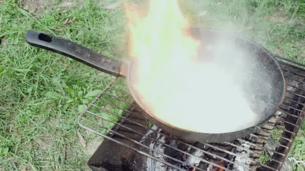 기름을 프라이팬에 자연에서 감자의 불꽃을 튀기는 — 비디오